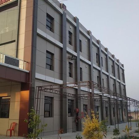 Hotel Yoran Inn & Restaurant By Wb Inn Sadabad Exterior photo